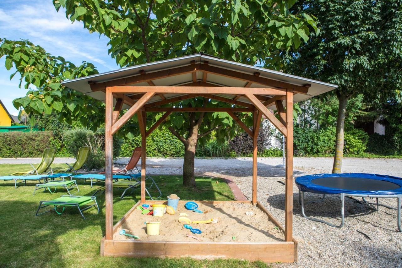 Pelso Panzio Bed & Breakfast Balatonmariafurdo Exterior photo